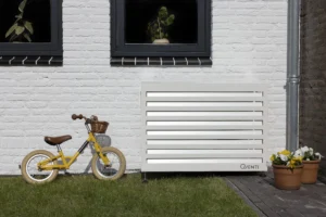 CAL100BW-staand-in-de-tuin-op-stelpoten